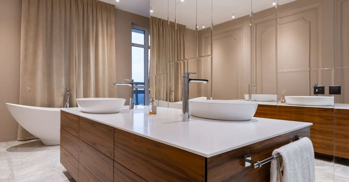 Salle de bain moderne élégante avec baignoire autoportante et meubles en bois. Parfaite pour des conceptions de maison contemporaines.